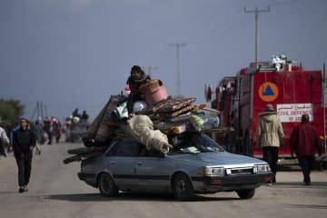 パレスチナ自治区ガザ南部ハンユニスの戦闘から逃れ南部ラファに避難した人たち＝24日（AP＝共同）