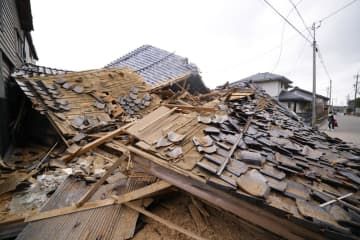 地震で倒壊した石川県志賀町の家屋＝2日