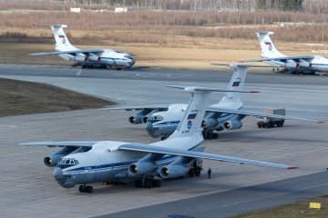 モスクワ郊外の軍用空港に駐機するロシアの大型輸送機イリューシン76＝2020年3月（ロシア国防省提供、ゲッティ＝共同）