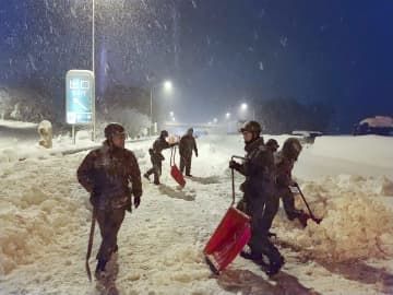 名神高速道路の関ケ原インターチェンジ付近で除雪作業をする自衛隊員ら＝24日午後（防衛省提供）