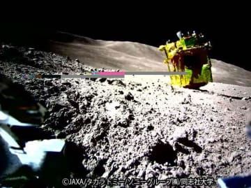 月面でメインエンジンが上を向いた状態の探査機「SLIM（スリム）」（右上）。分離した超小型変形ロボット「SORA―Q（ソラキュー）」が撮影した（JAXA/タカラトミー/ソニーグループ（株）/同志社大提供）