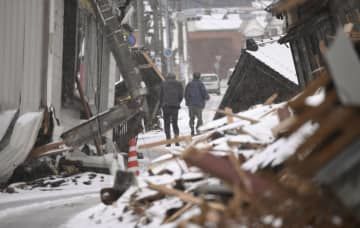 多くの建物が倒壊した石川県輪島市に降り積もる雪＝25日午前