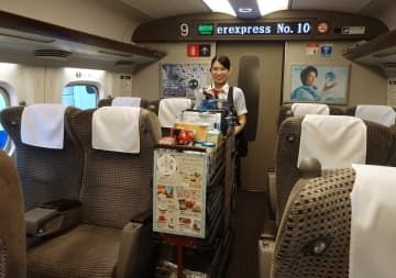 山陽新幹線車内でのワゴン販売（JR西日本提供）