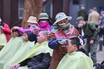 25日、台湾中部・台中の軍事施設で頭髪を刈られる新兵ら（中央通信社＝共同）