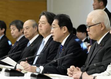 認知症施策推進本部の会合であいさつする岸田首相（右から2人目）＝26日午前、首相官邸