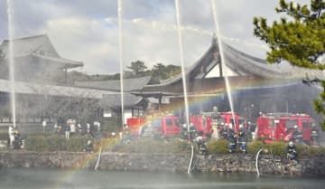 世界遺産・法隆寺で行われた放水訓練＝26日午前、奈良県斑鳩町