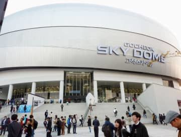 ドジャースとパドレスの開幕シリーズが行われるソウルの高尺スカイドーム＝2015年（共同）