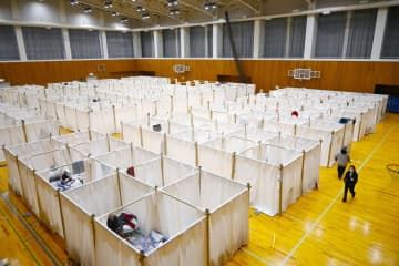 建築家坂茂さんが代表を務めるNPO法人が金沢市の避難所に設置した、紙管と布を組み合わせた間仕切り＝13日