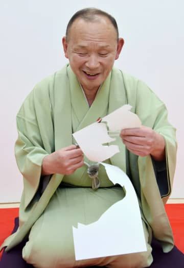 紙を切る林家正楽さん＝2015年12月、東京都内