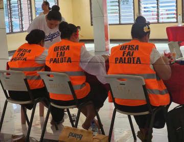 26日、ツバルの首都フナフティで総選挙の作業をする選挙関係者ら（ツバルの選管当局提供、ロイター＝共同）