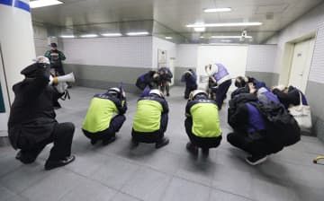 弾道ミサイルが発射されたという想定で、都営地下鉄東中野駅で行われた訓練＝15日
