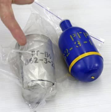 ウクライナ軍が公開した毒性の強い催涙弾。右は旧来型＝25日、キーウ（共同）