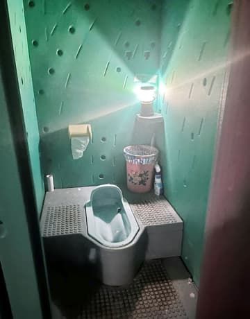仮設トイレに設置された照明用のランタン（経産省提供）