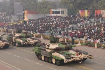 26日、インド・ニューデリーで行進する戦車（AP＝共同）