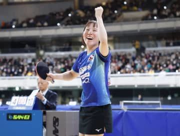 卓球の全日本選手権女子シングルス6回戦で勝利し、ガッツポーズする平野美宇。パリ五輪シングルス代表入りを確実とした＝26日、東京体育館