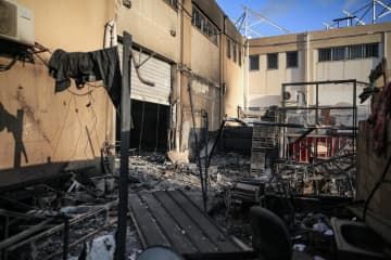 イスラエル軍戦車の攻撃で破壊されたUNRWAの建物＝26日、パレスチナ自治区ガザ南部ハンユニス（ゲッティ＝共同）