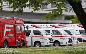 国立病院機構九州がんセンターに集まった救急車＝2023年5月、福岡市