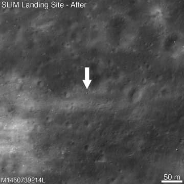 探査機スリムが着陸した後の月面。中央の白い点がスリム（NASA、アリゾナ州立大提供）