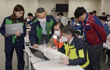 石川県輪島市の住宅被害を判定する職員ら＝27日午前、東京都庁