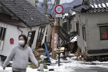 石川県輪島市で、1階部分が押しつぶされ倒壊した家屋＝27日午前