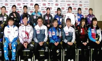 カーリングの日本選手権開幕を控え、記者会見に臨むロコ・ソラーレの藤沢（前列中央）ら＝27日、札幌市内