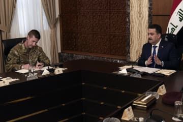イラク駐留米軍主導の有志連合軍の任務見直しを巡る初会合に出席したイラクのスダニ首相（右）ら＝27日、バグダッド（AP＝共同）