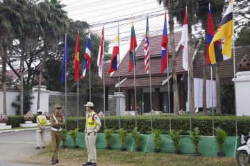 ASEAN外相会議の会場施設を警備する警察官ら＝28日、ラオス・ルアンプラバン（共同）