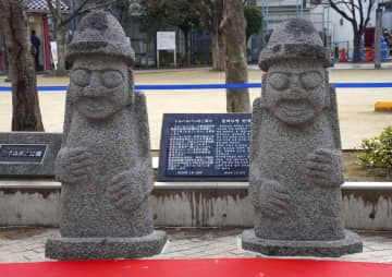 大阪市生野区の商店街「コリアタウン」近くの公園に設置された石像「トルハルバン」＝28日