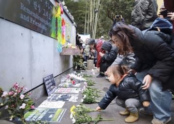 群馬県高崎市の「群馬の森」に設置された朝鮮人労働者の追悼碑に献花する人たち＝28日午後