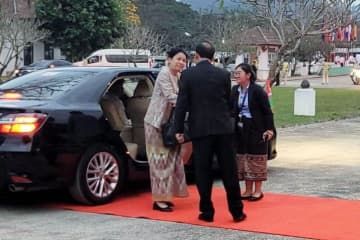 ASEAN外相会議の夕食会の会場に到着したミャンマーの高官（左）＝28日、ラオス北部ルアンプラバン（共同）