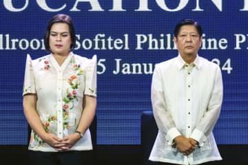 フィリピンのマニラで教育関連会合に出席したマルコス大統領（右）とサラ・ドゥテルテ副大統領＝25日（共同）