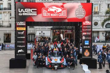 WRC開幕戦、ラリー・モンテカルロを制し、喜ぶティエリ・ヌービルら現代のチーム関係者＝28日、モンテカルロ（ゲッティ＝共同）