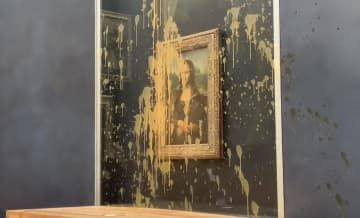 ルーブル美術館で、強化ガラス越しにスープをかけられた「モナリザ」＝28日、パリ（AP＝共同）