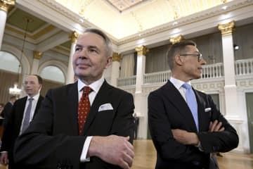 大統領選のイベントで隣り合うアレクサンデル・ストゥブ元首相（右）とペッカ・ハービスト前外相＝28日、ヘルシンキ（Lehtikuva/Markku　Ulander提供・AP＝共同）