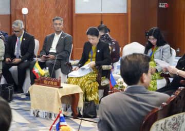 ASEAN外相会議に出席したミャンマー外務省高官（中央）＝29日、ラオス北部ルアンプラバン（共同）