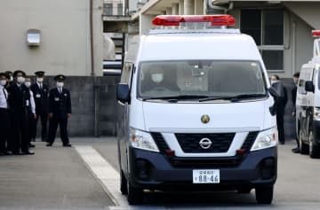 送検のため愛媛県警今治署を出る榊原正道容疑者を乗せた車両＝29日午後1時29分