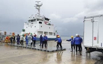 船で届いた支援物資を運ぶ佐川急便の従業員ら＝12日、石川県七尾市
