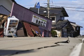 地震でひび割れた道路や倒壊した建物＝29日午後、石川県珠洲市大谷町