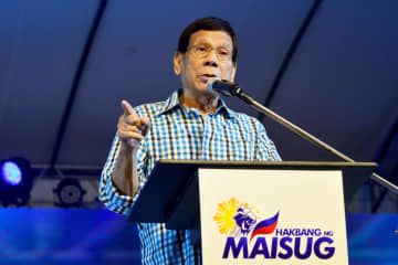 28日、フィリピン南部ダバオの集会で演説するドゥテルテ前大統領（共同）