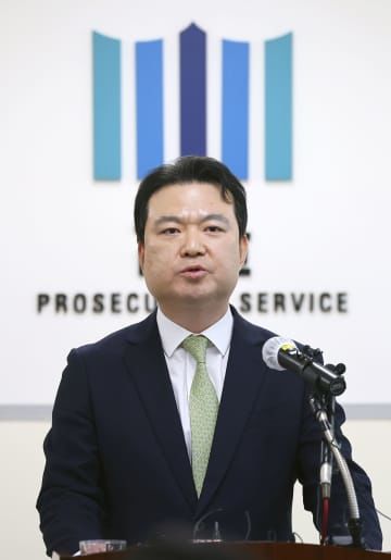 29日、韓国最大野党「共に民主党」の李在明代表が襲われた事件の捜査結果を発表する釜山地検の検事（聯合＝共同）