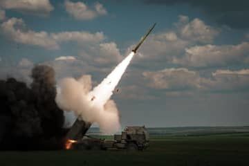 ウクライナ東部ドネツク州のバフムトに向けて弾を発射する高機動ロケット砲システム「ハイマース」（ゲッティ＝共同）