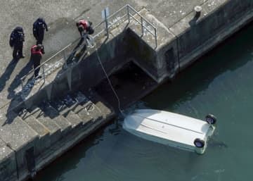 琵琶湖で転覆し、滋賀県長浜市の港にえい航されたボート＝30日午前11時（共同通信社ヘリから）