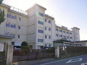 生徒約20人が体調不良を訴えた埼玉県狭山市の市立堀兼中＝30日午後