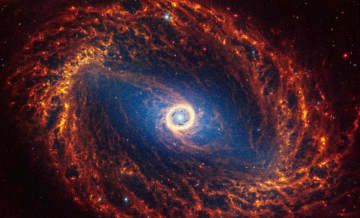 ジェームズ・ウェッブ宇宙望遠鏡で観測した、とけい座の棒渦巻き銀河「NGC1512」（NASAなど提供・共同）