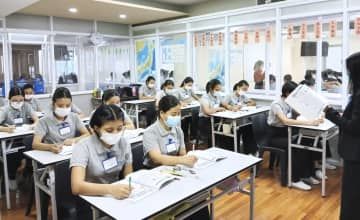 日本語学校で学び、来日を目指すミャンマー人の若者たち＝29日、ミャンマー・ヤンゴン（ミャンマー・ユニティ提供）