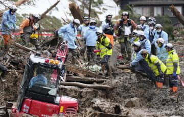 石川県輪島市市ノ瀬町の土砂崩れ現場で、安否不明者の捜索をする消防隊員ら＝30日午後