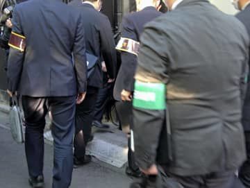 東京・歌舞伎町のライブハウスに入る警視庁の捜査員ら＝30日午後