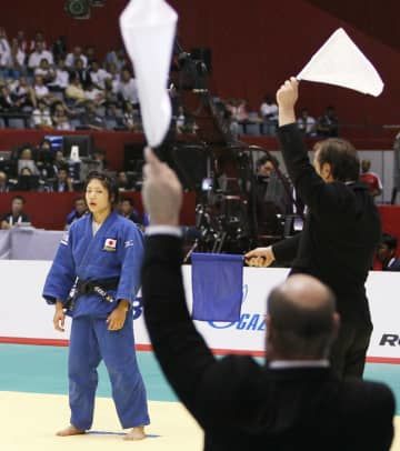 世界柔道の女子52キロ級決勝で、旗判定で敗れた中村美里＝2010年9月、国立代々木競技場