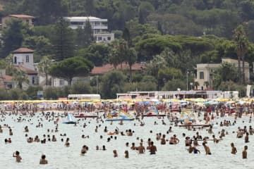 2021年8月、イタリア南部シチリア島で海水浴をする市民（AP＝共同）