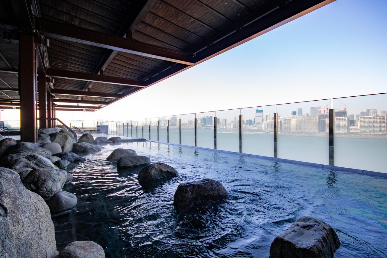 露天風呂（男性用）。箱根・湯河原から運んだ温泉に漬かりながら摩天楼の絶景を堪能